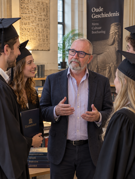 prof. Rinus van Hagen in gesprek met studenten